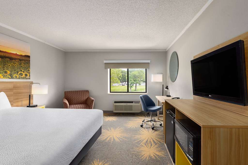 Days Inn & Suites by Wyndham Kansas City South - photo 12