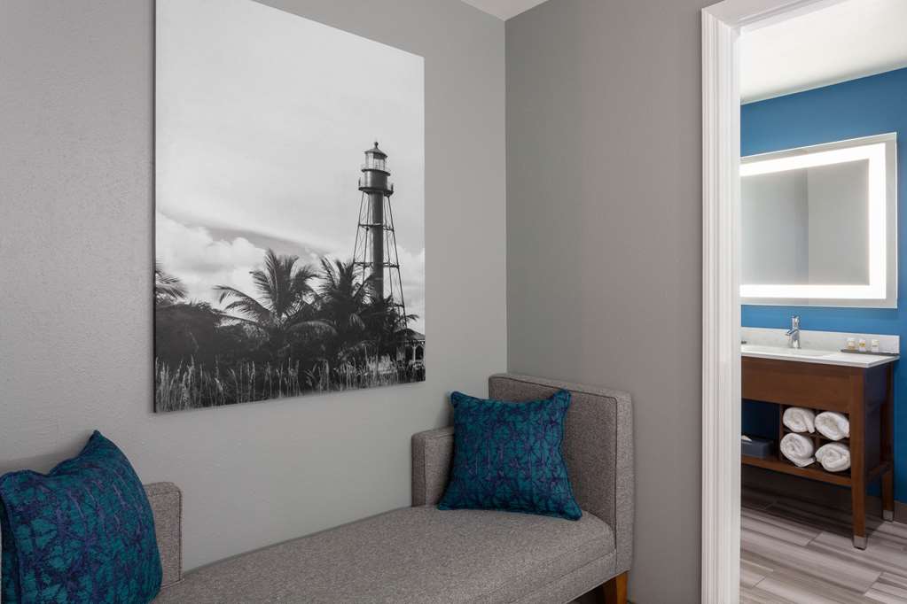 La Quinta Inn & Suites by Wyndham Ft. Myers Sanibel Gateway - photo 32