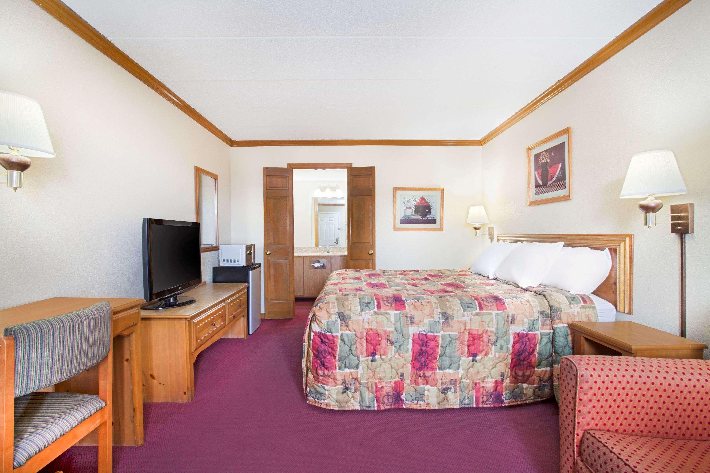Days Inn By Wyndham Auburn - photo 10