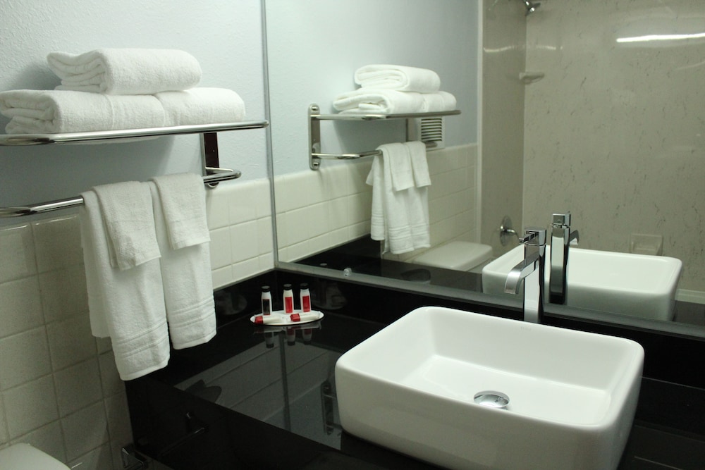 Travelodge by Wyndham Water s Edge Hotel Racine - photo 11