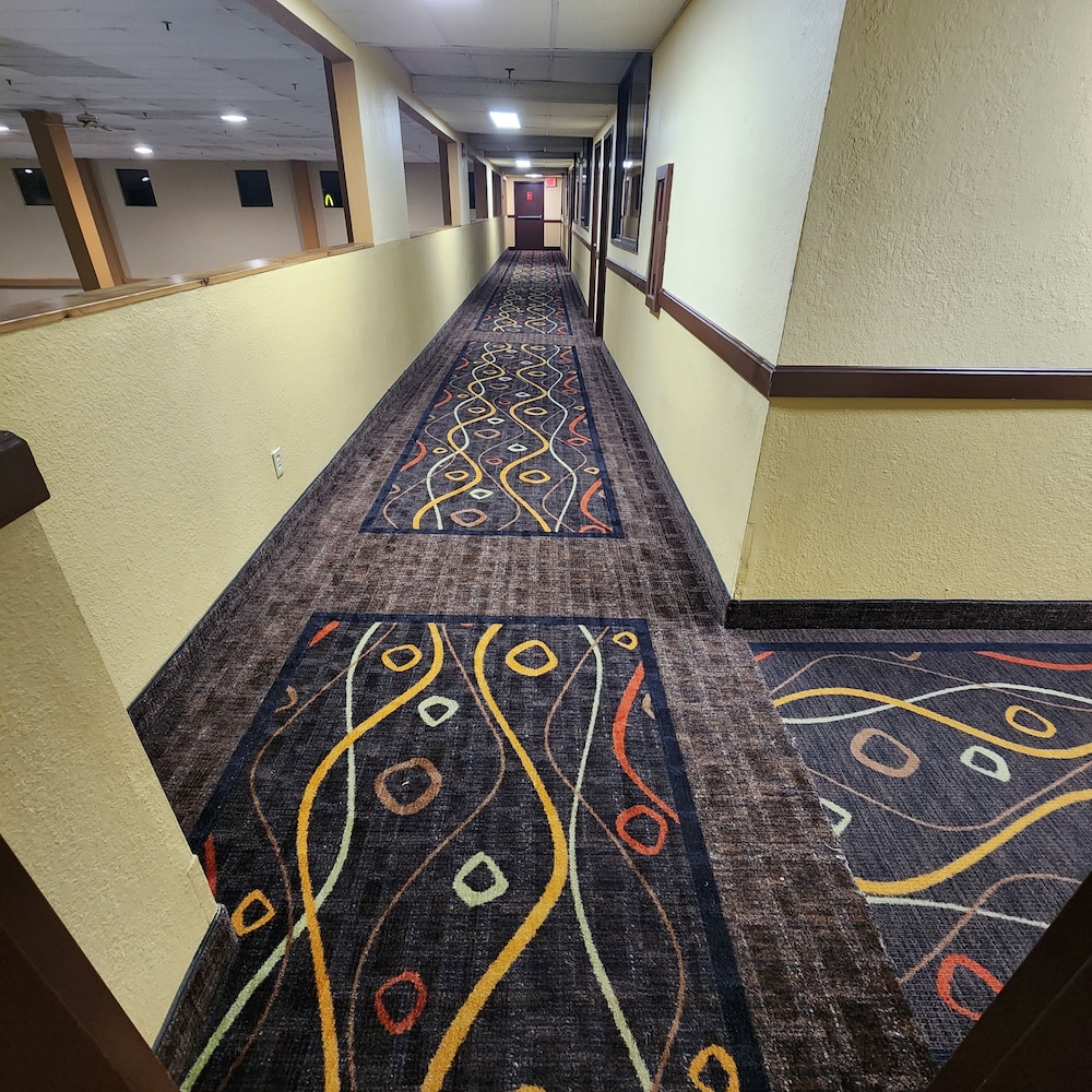 Katahdin Inn & Suites - photo 37