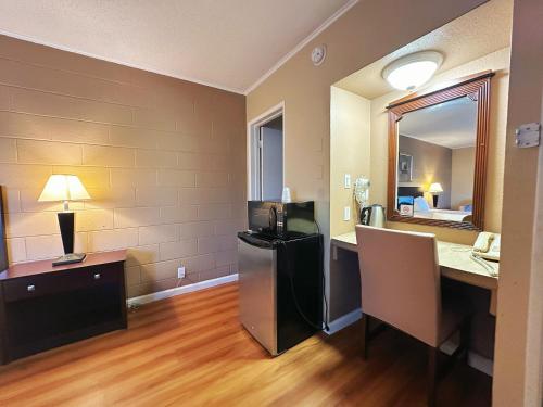Royal Inn and Suites - photo 5