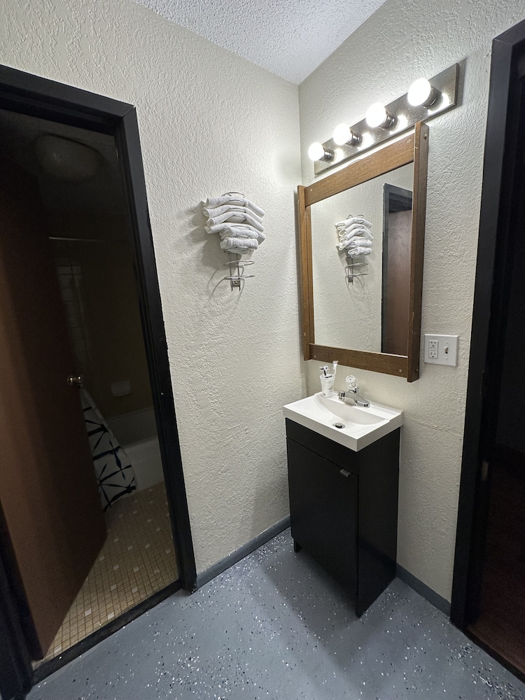J E Hotel & Suites - photo 15