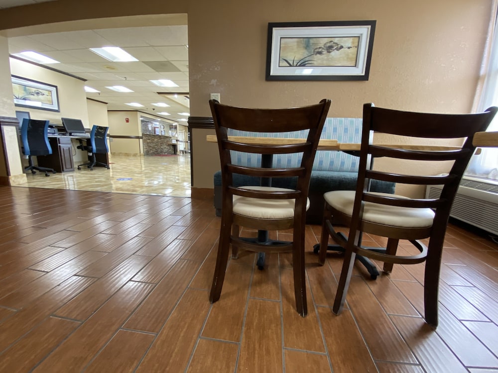 Clarion Inn & Suites Grand Rapids Airport - photo 49