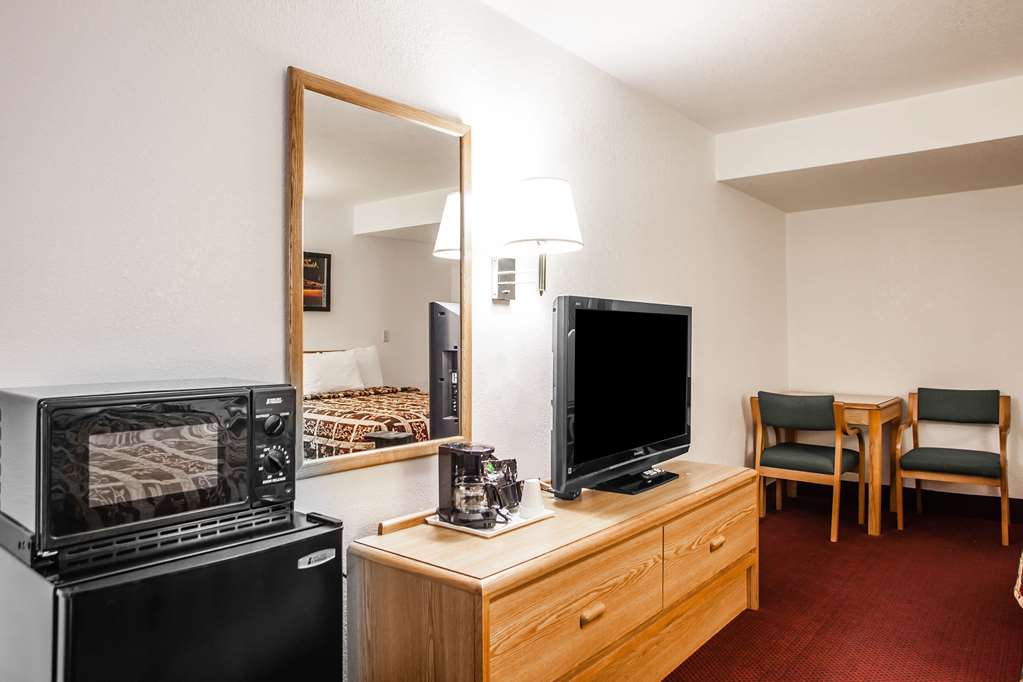 Econo Lodge Truman Inn - photo 22