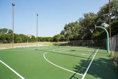 Lake Whitney Camping Resort Cabin 1 — hotel in Whitney
