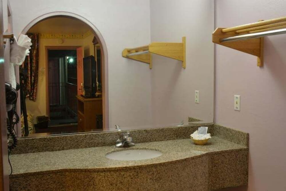 The Flamingo Motel - photo 13