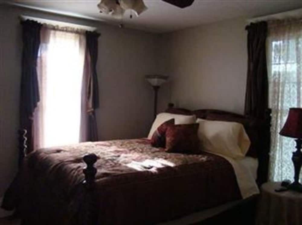 Vintage Charm Bed and Breakfast Hotel - photo 5