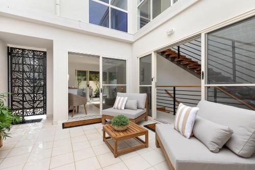 The Courtyards on Hill St — 4-Star Luxury Hotel in Sunshine Beach, Australia