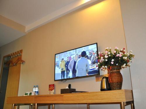GreenTree Inn Haixi Geermu Southern suburbs Express Hotel — hotel near Golmud Airport