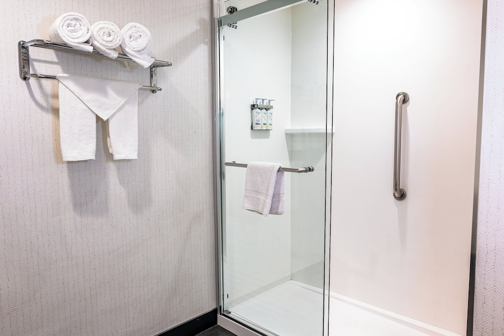 Holiday Inn & Suites Oakland Airport by IHG - photo 13