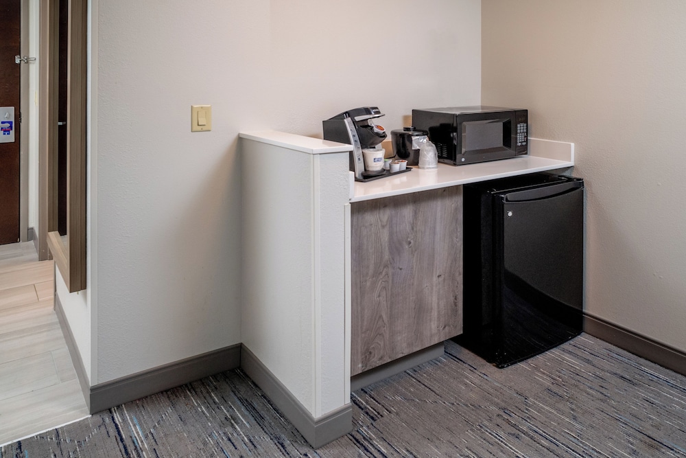 Holiday Inn Express and Suites Fairmont by IHG - photo 16