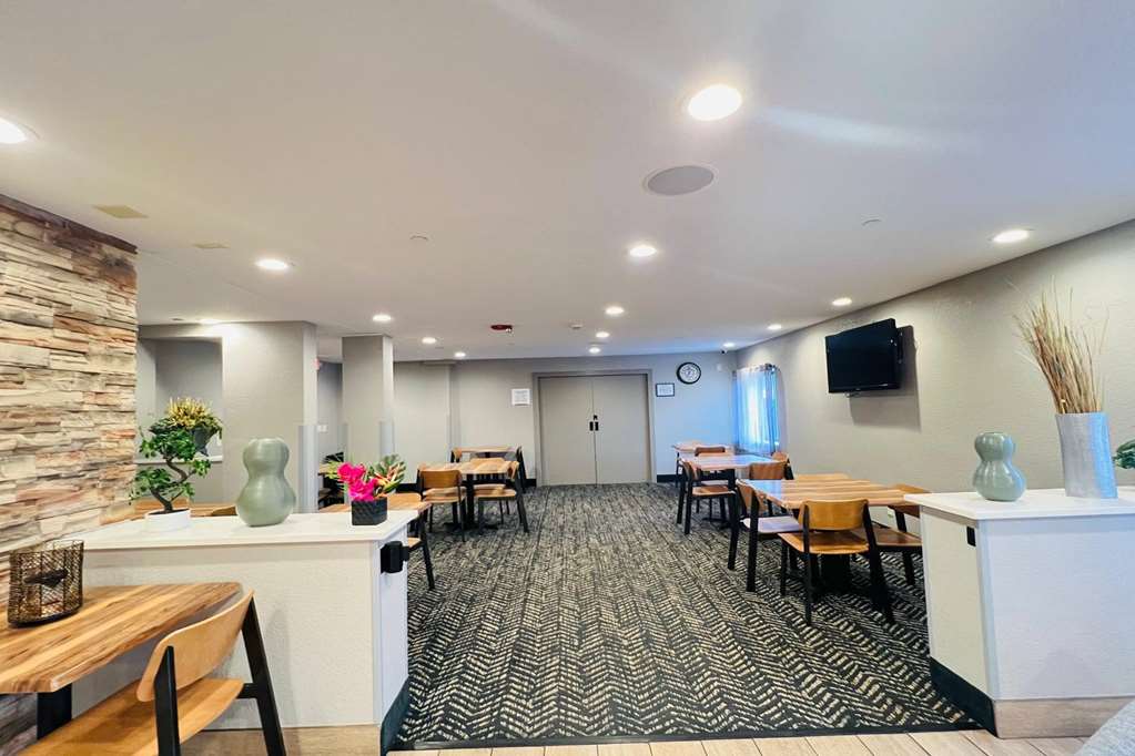 AmericInn by Wyndham Glendale Milwaukee - photo 11