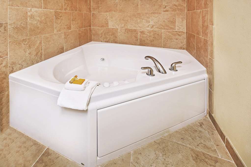 La Quinta Inn & Suites by Wyndham Dickinson - photo 14