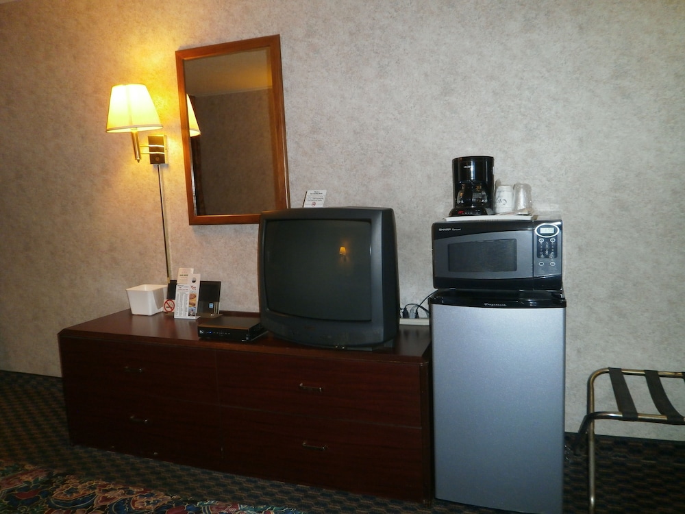 Richmond Inn & Suites - photo 13