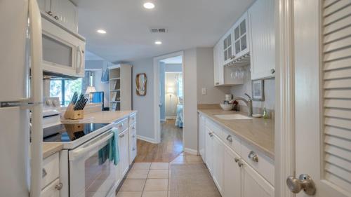 Private Balcony Beach Getaway Coligny - photo 12