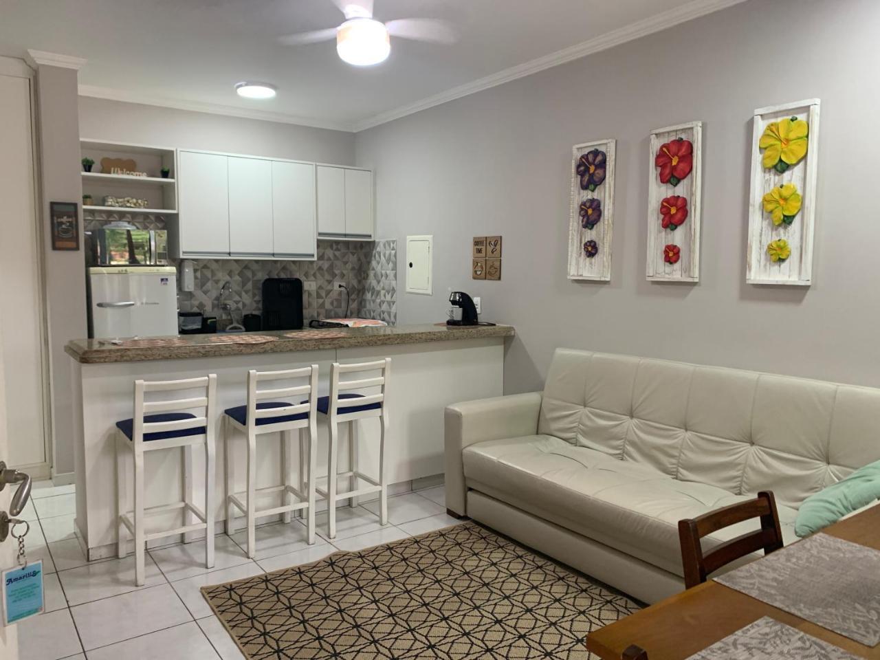Flat estudio 110 Amarilis Riviera de São Lourenço 03 piscina climatizada serviço de hotelaria limpesa e troca de toalhas diária carregador veiculo elétrico e servico de praia finais de semana WiFi 500 in Bertioga, Brasil