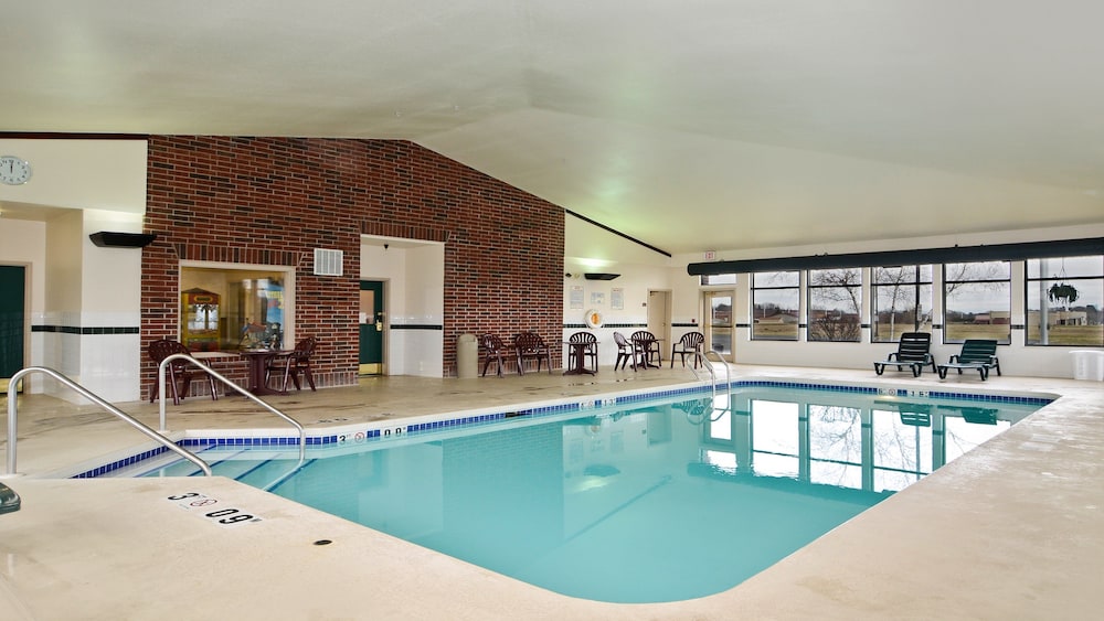 Holiday Inn Express Hotel & Suites Fort Atkinson by IHG - photo 11