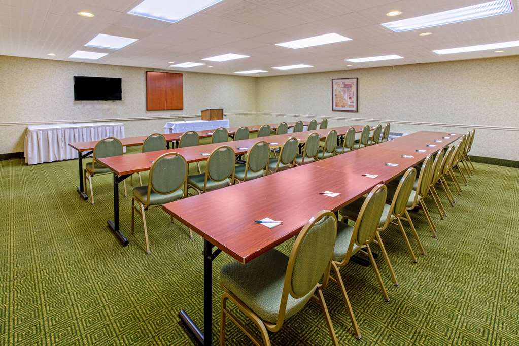 La Quinta Inn & Suites by Wyndham Appleton College Avenue - photo 21