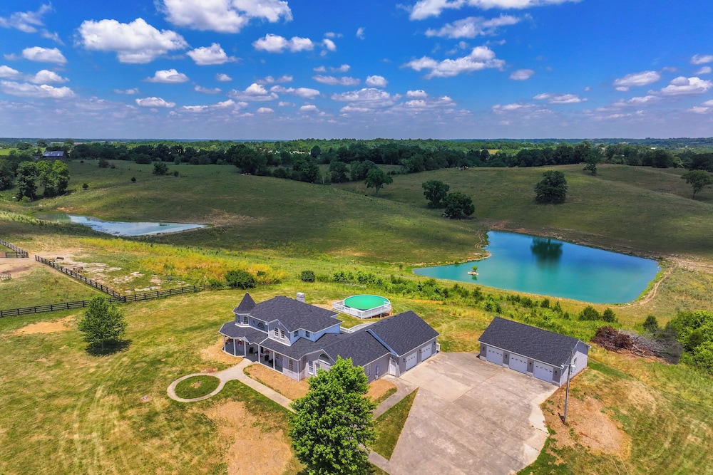 Sprawling Kentucky Getaway w Pool & Hot Tub