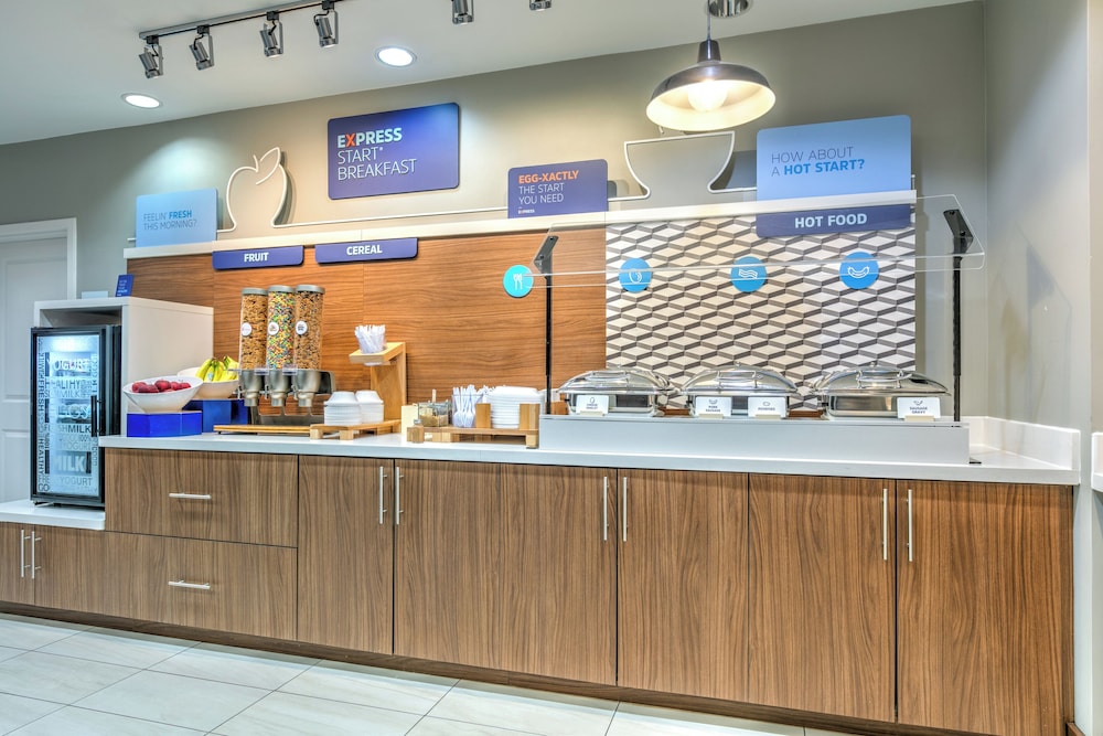 Holiday Inn Express Hotel & Suites Clute Lake Jackson by IHG - photo 45