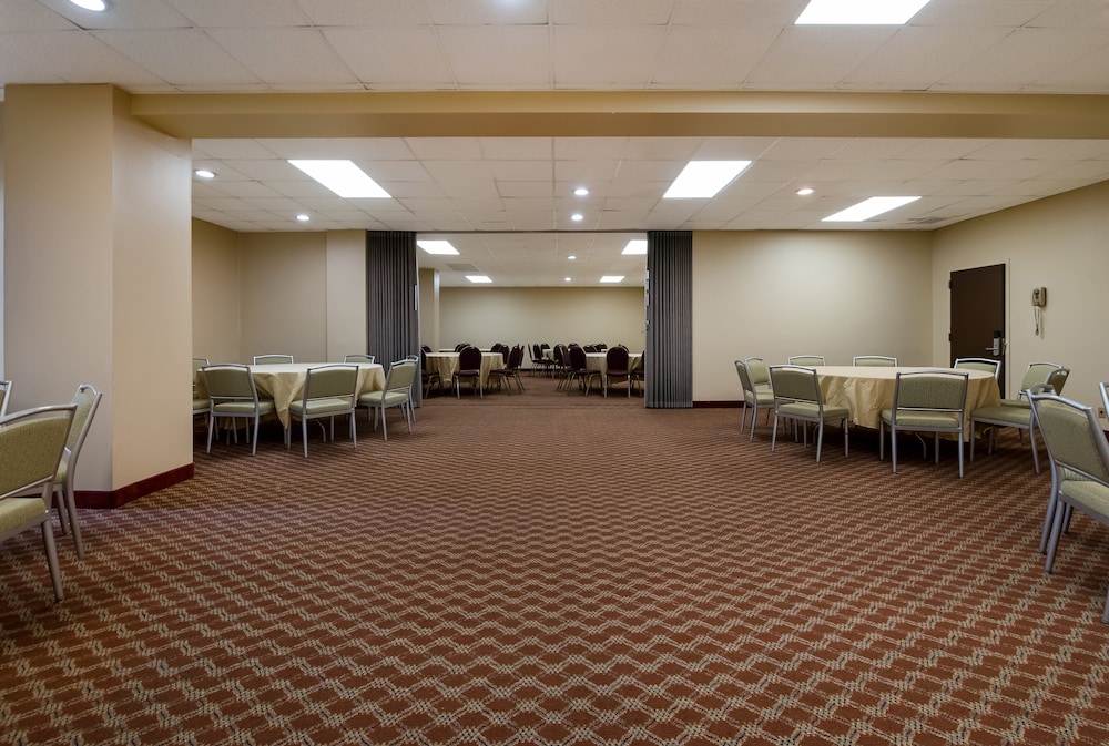 Red Roof Inn & Suites Newark University - photo 41