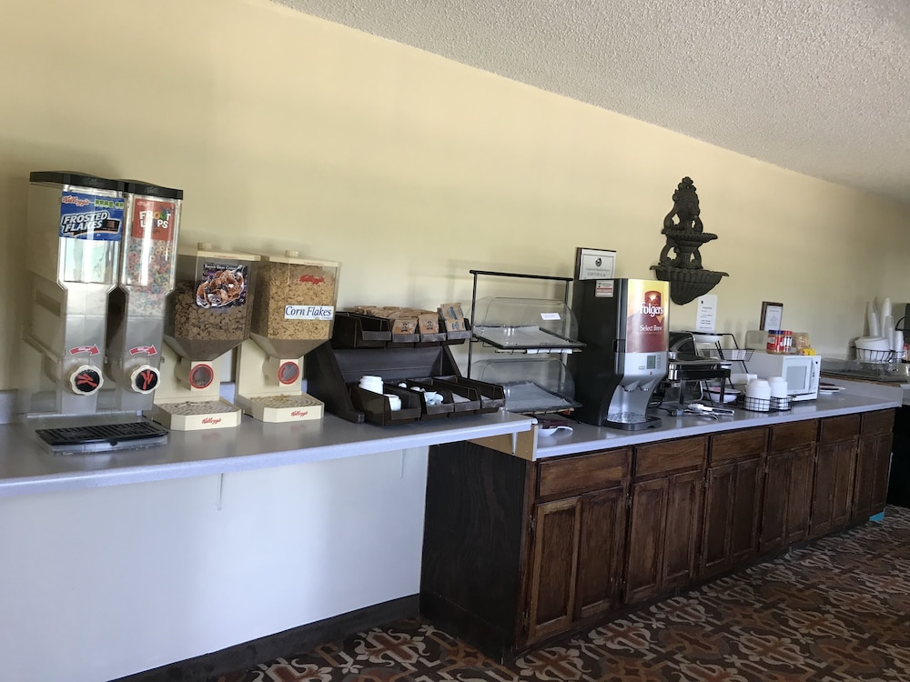 Clairmont Inn & Suites Warren - photo 38