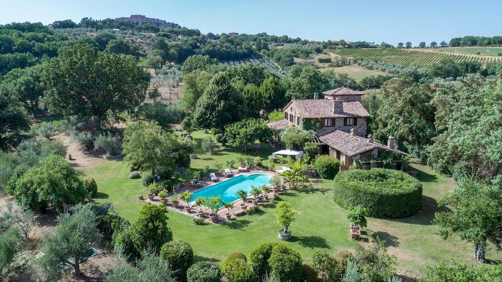 Villa Due Vigne 8 in Monte Castello di Vibio — 4-Star Luxury Hotel in Monte Castello Di Vibio, Italy