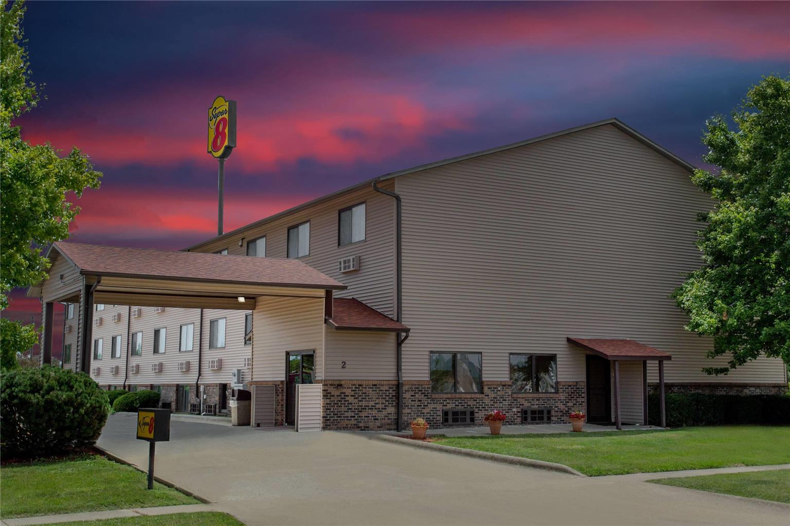Super 8 by Wyndham Normal Bloomington - carbon neutral hotel in Normal