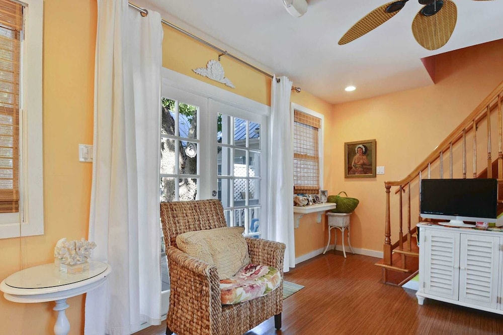 Tranquility by Avantstay Close to Duval St w BBQ & Shared Pool - photo 6