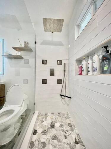Cozy Renovated Farmhouse in SM Downtown 5 mins — 4-Star Luxury Hotel in San Marcos, United States