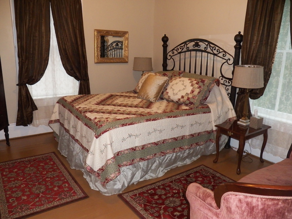 Grand Victorian Inn - photo 22