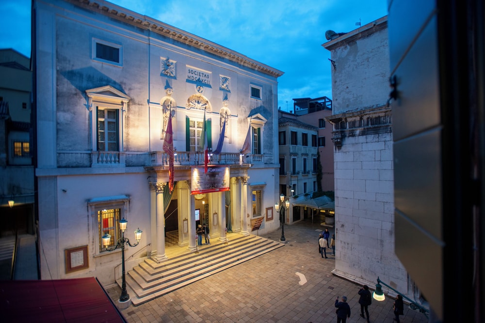 Fenice Studios - carbon neutral hotel in Venice