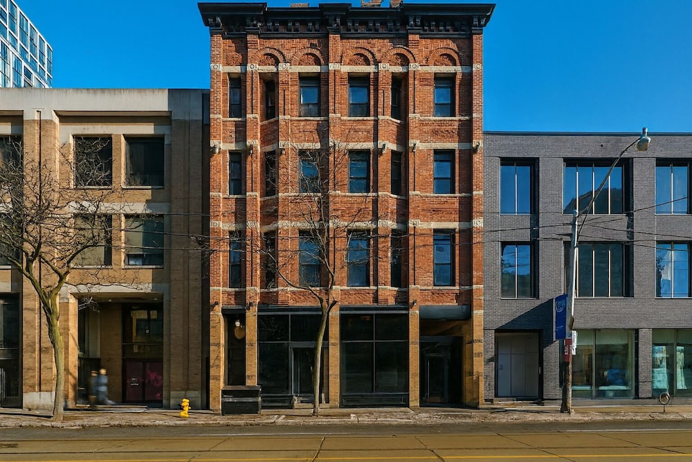 Nester Finn St Lawrence Market — 4-Star Luxury Hotel in Toronto, Canada
