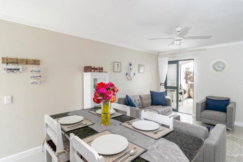 Sandstone 2 x Bedroom Apartment — 4-Star Luxury Hotel in Knysna, South Africa