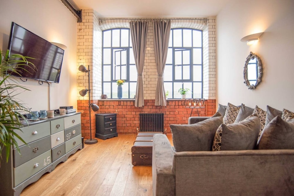 Unique Industrial Apartment — 5-Star Luxury Hotel in Bristol, United Kingdom