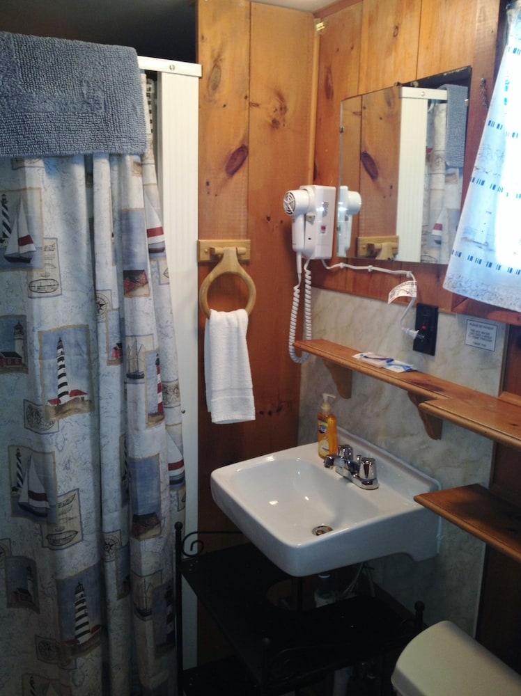 Isleview Motel and Cottages - photo 33