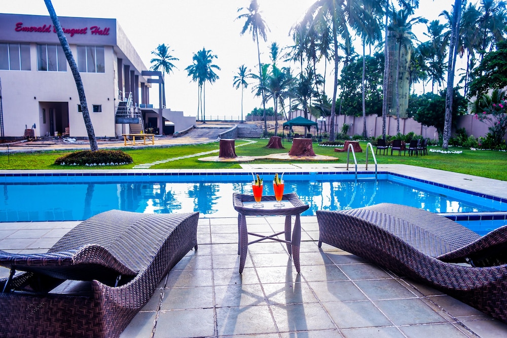 Kay Jay Beach Front - carbon neutral hotel in Negombo
