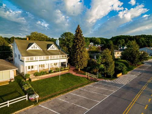 Inn at Beulah Beach on Crystal Lake - photo 4