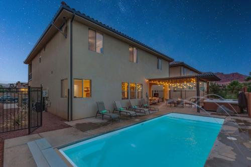 Paradise Village 94 Luxury Home with Private Hot Tub Fire Pit Huge Kitchen and Resort Style Pool Water Park and Lazy River — 4-Star Luxury Hotel in Santa Clara, United States