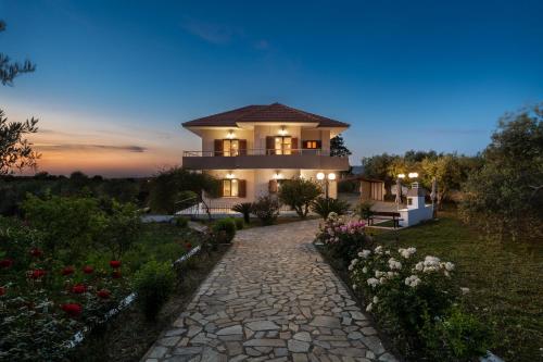 Garden House with Pool 10min To Center — 4-Star Luxury Hotel in Nerokouros, Greece