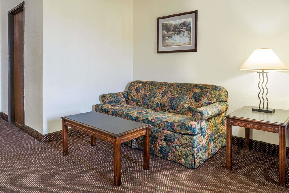 Days Inn by Wyndham Pontoon Beach - photo 7