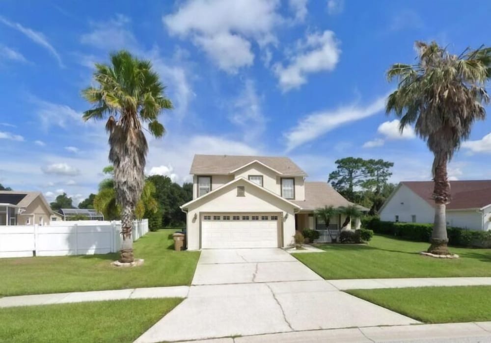 Family Vacation Home in Quiet Community with Private Pool and Spa — 4-Star Luxury Hotel in Kissimmee, United States