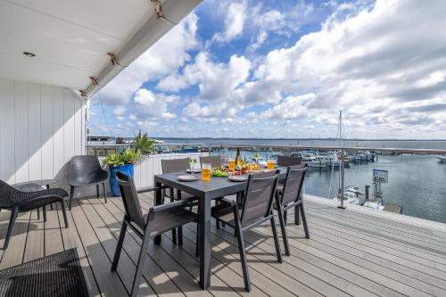 Crows Nest 6 Teramby Road D'Albora Marina — 4-Star Luxury Hotel in Nelson Bay, Australia
