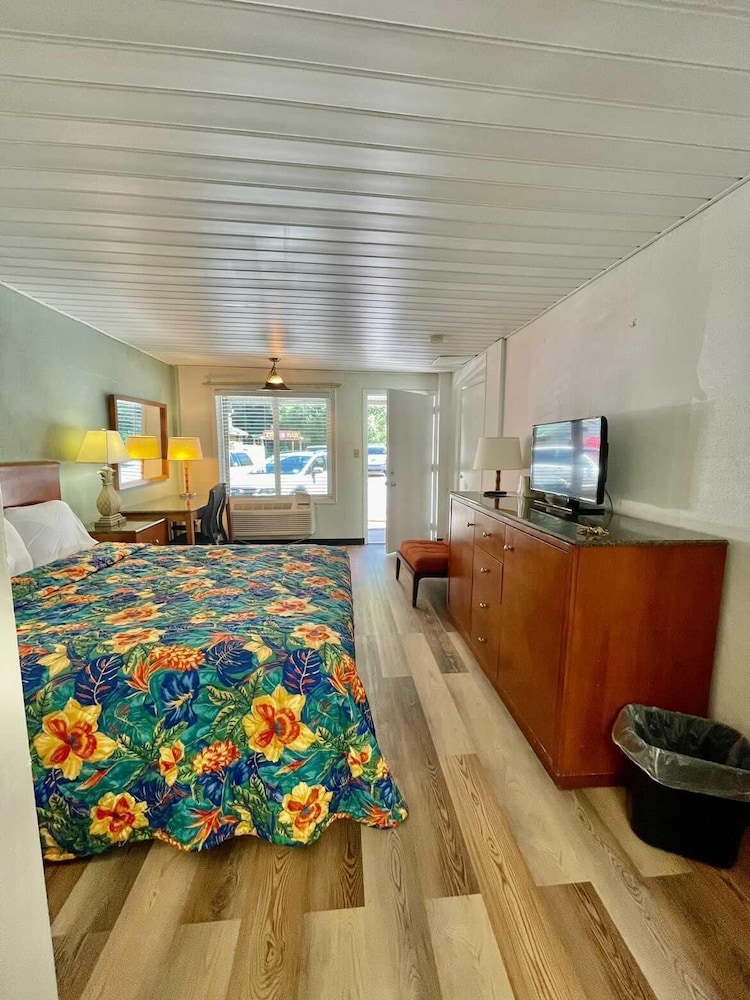 Geneva Hotel & Tiki Bar - photo 20