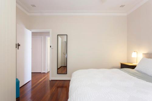 Home Away 2 Bedroom Cottage — 4-Star Luxury Hotel in Bicton, Australia