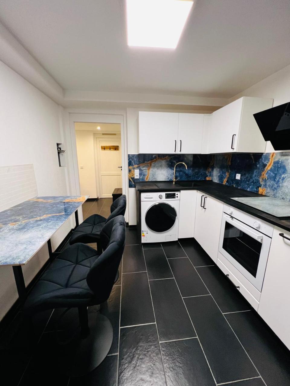 Souterrain 2 Zimmer Wohnung Freiburg Seepark — 4-Star Luxury Hotel in Freiburg, Germany