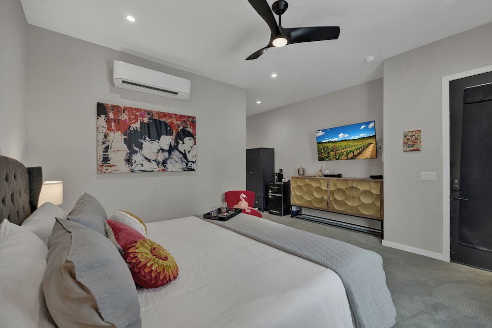 The Bentley Hotel Beatles Room Hill Country View - photo 4