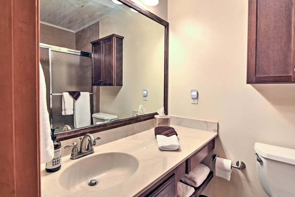 Beech Mountain Condo with Balcony Walk To Resort - photo 7