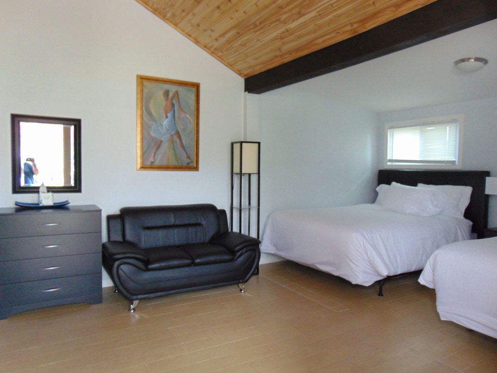 Baywatch Hotel & Marina - photo 16